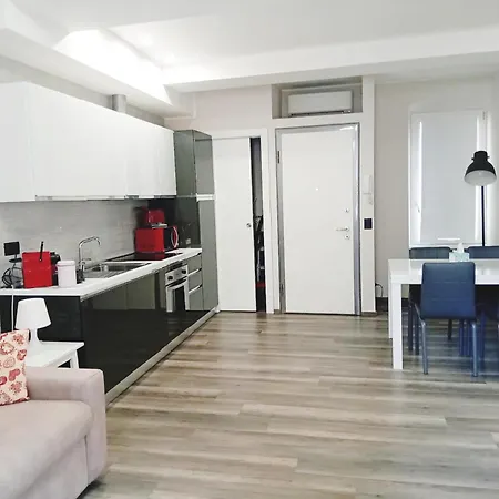 A Few Steps From Como, Beautiful Flat Комо
